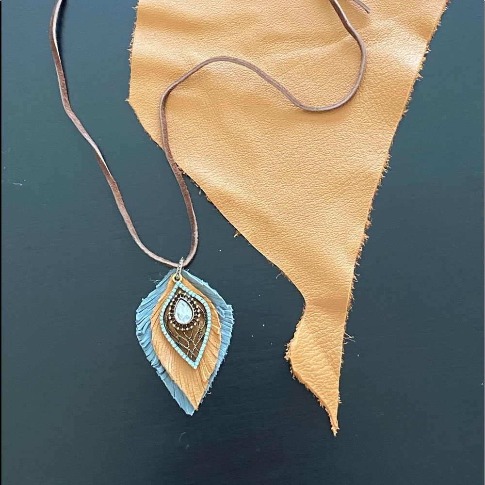 Leather Doble Feather Necklace